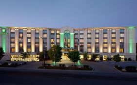 Holiday Inn Express Suites Montreal Airport